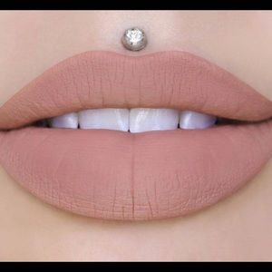 Jeffree Star Velour Liquid Lipstick Mannequin